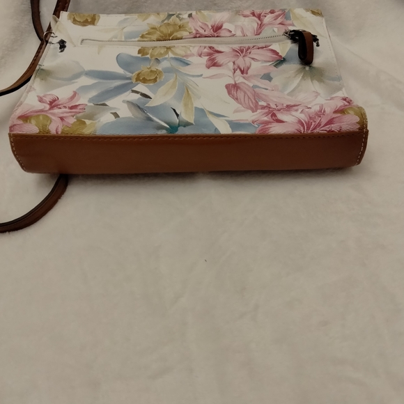 Bueno crossbody bag. 7 1/2 x 10". - Picture 5 of 5